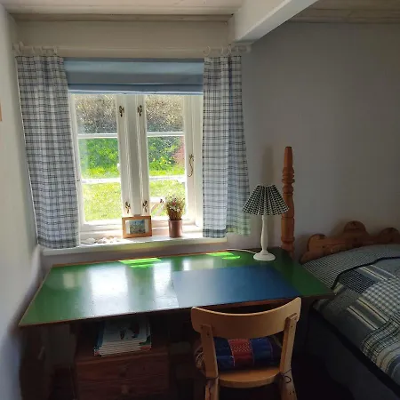 Fischerkate-mit-schoenem-garten