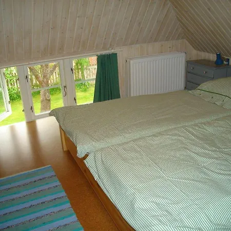 Fischerkate-mit-schoenem-garten