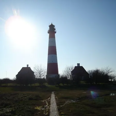 Fischerkate-mit-schoenem-garten