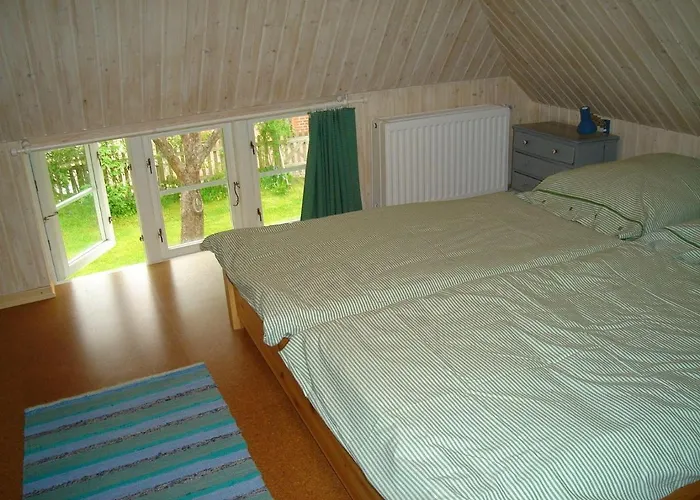 Fischerkate-mit-schoenem-garten