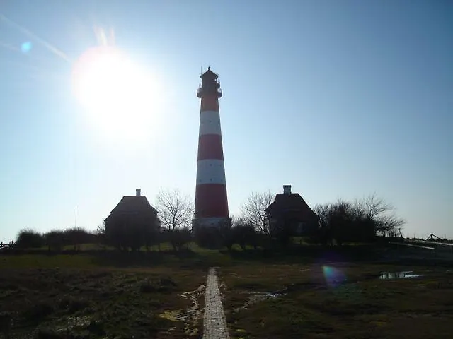 Fischerkate-mit-schoenem-garten